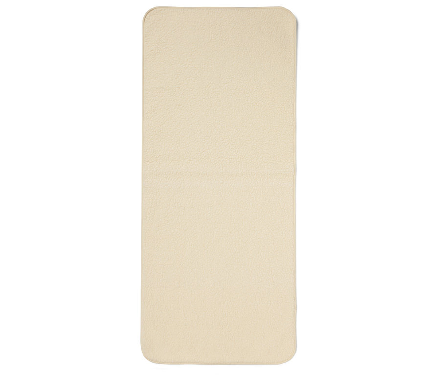 Podložka na jogu zo strižnej vlny leží na bielom pozadí.