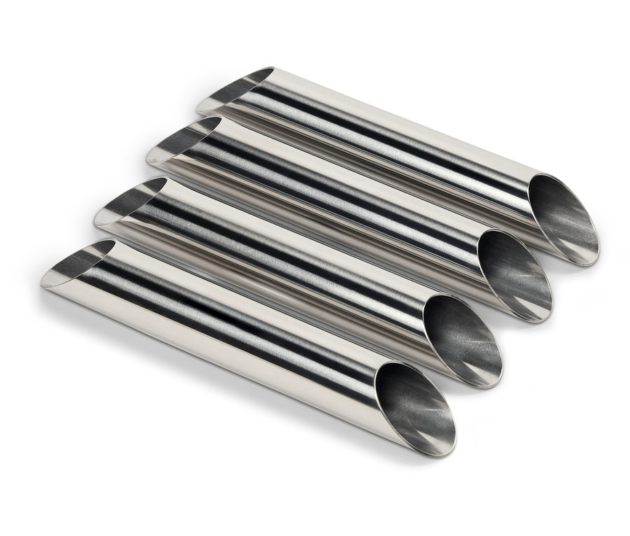 Štyri strieborné kovové rúrky ležia rovnobežne na bielom pozadí.