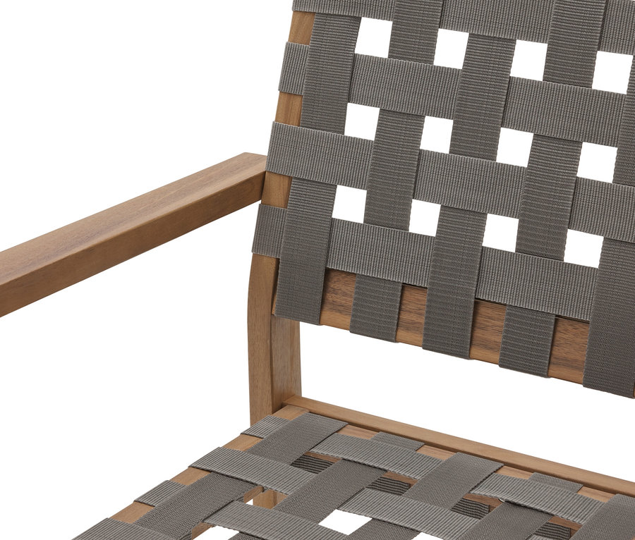 Detailný záber stoličky s dreveným rámom a sivým popruhovým výpletom.