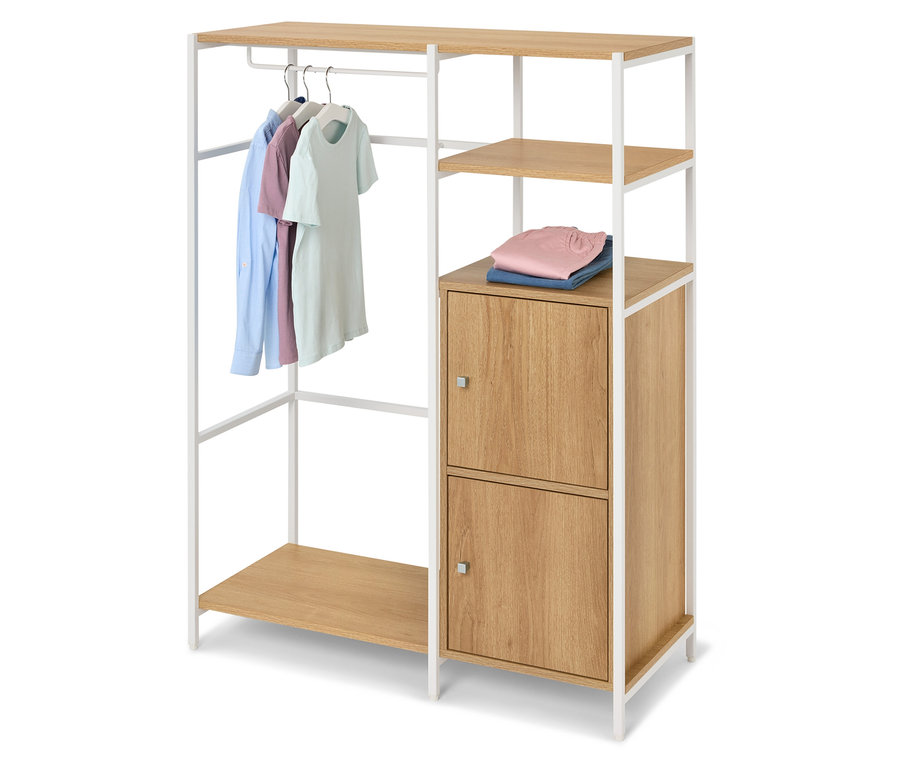 Vešiak na šaty zo svetlého dreva a bieleho kovu s visiacim oblečením a poskladaným oblečením na poličke.