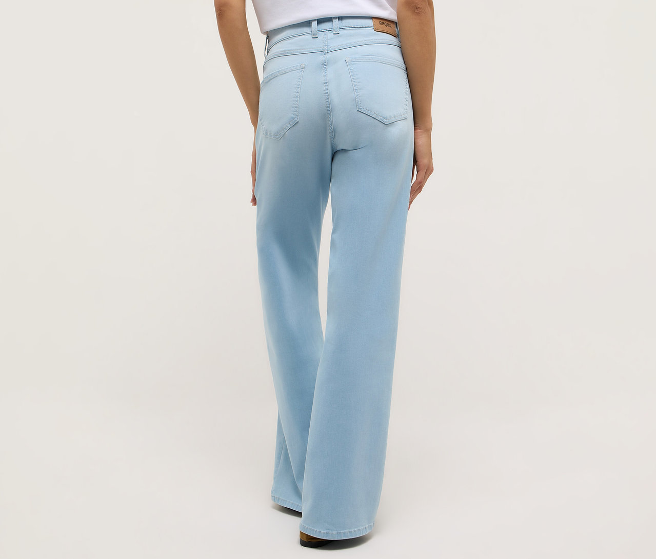 Osoba má na sebe džínsy Angels Denim »Liz Modern« Wide Leg, pohľad zozadu.