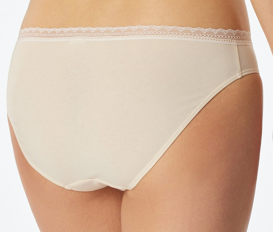 Detailný záber na zadnú časť ženy v telových nohavičkách s čipkovaným lemom.