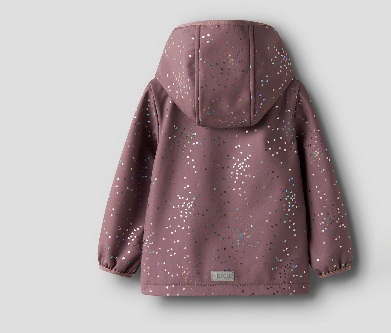 Pohľad zozadu na ružovú softshellovú bundu NAME IT s kapucňou a farebnými srdiečkami.