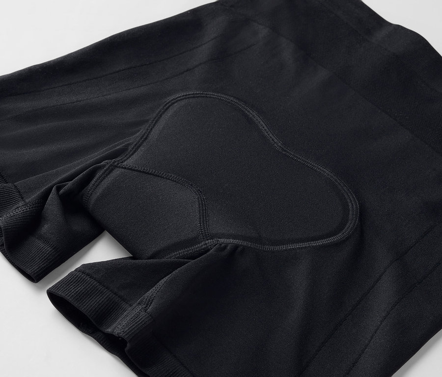 Detail čiernych cyklistických šortiek s výstelkou.