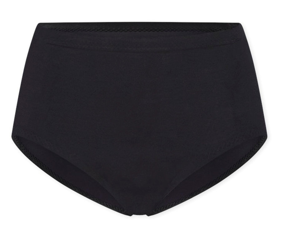 Čierne neviditeľné nohavičky SCHIESSER Maxi, ležiace naplocho na bielom pozadí.