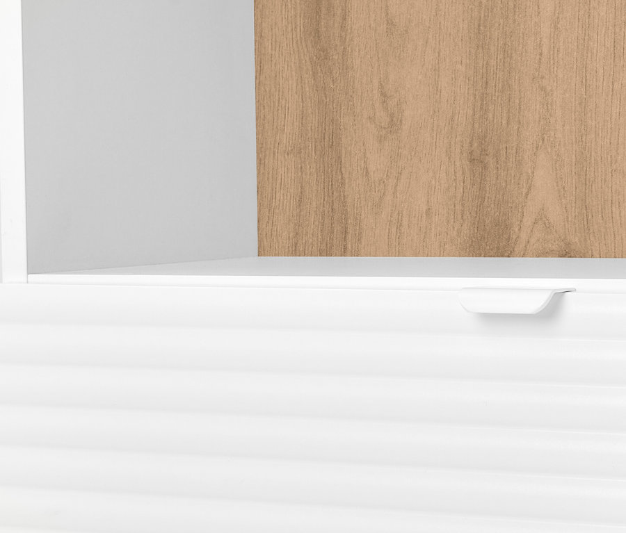 Detailný pohľad na bielu skrinku so zásuvkou a drevenou policou.