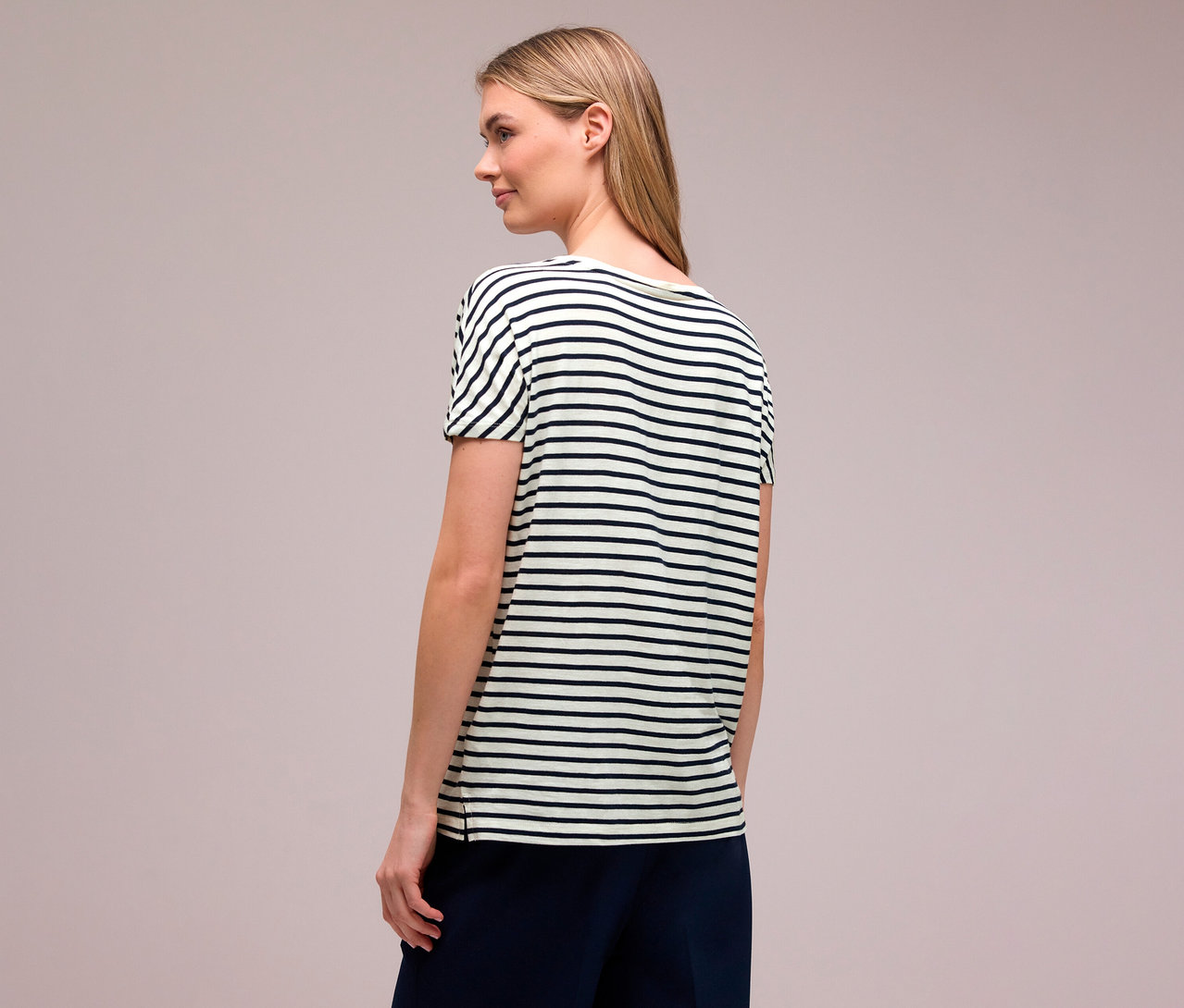 Žena zozadu s blond vlasmi má na sebe tričko Street One v námorníckej modrej a bielej farbe s vodorovnými pruhmi.
