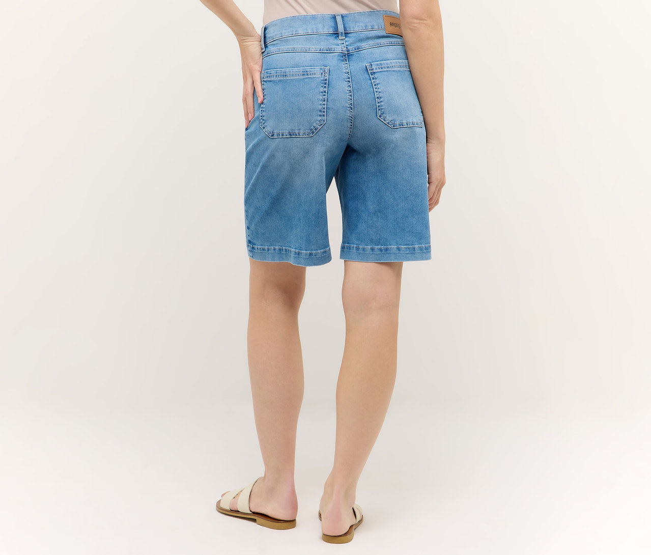 Pohľad zozadu na ženu v modrých šortkách Angels Denim »Lia Urban« a sandáloch.
