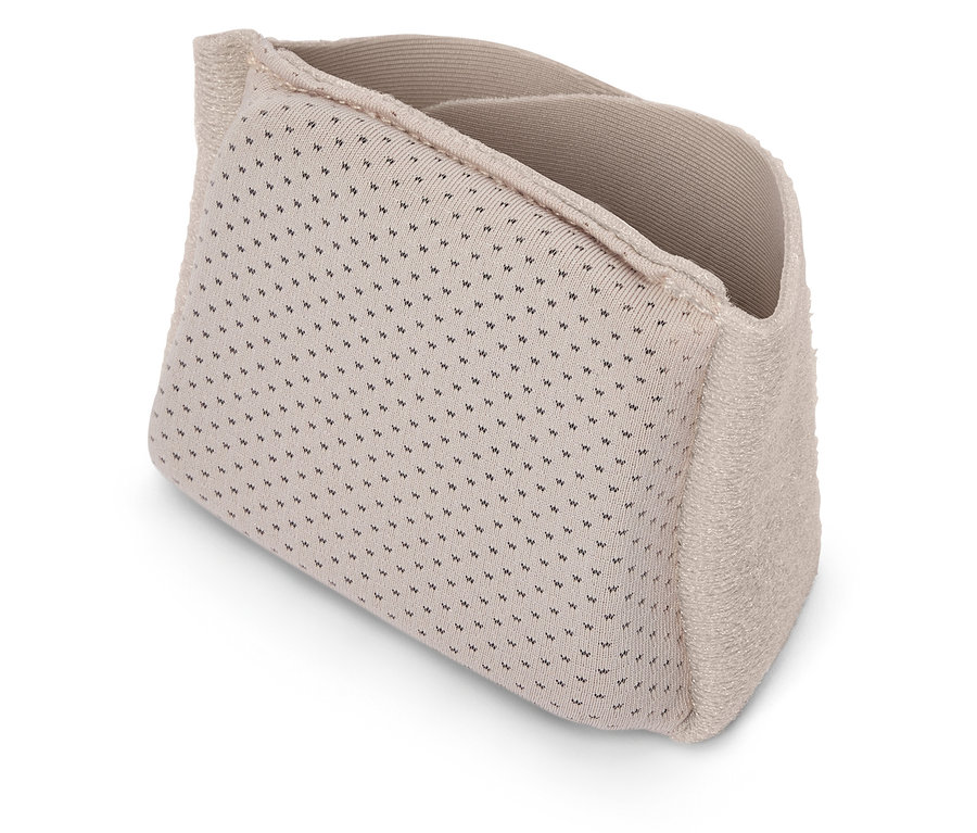 Béžový látkový úložný box s bodkovaným vzorom na bielom pozadí.