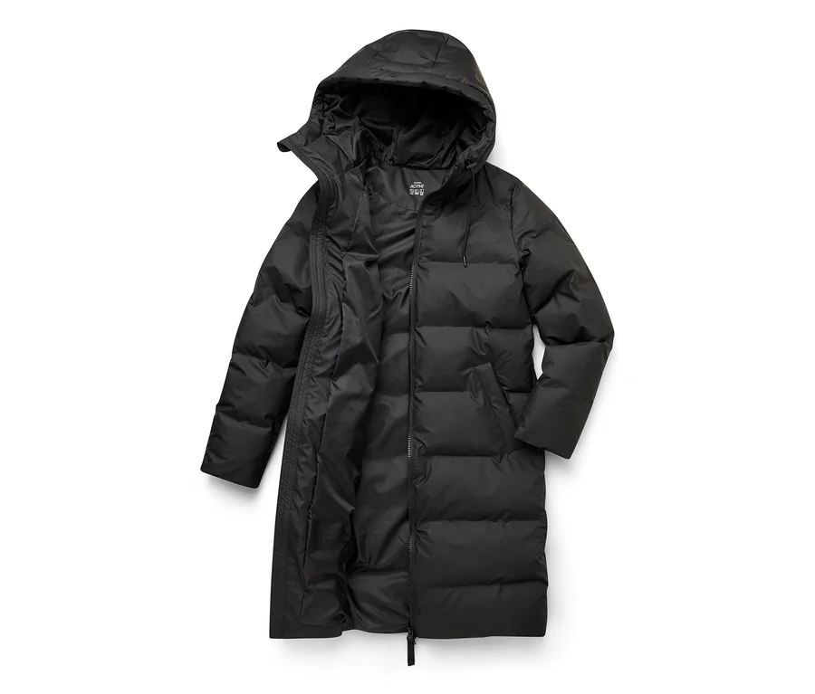 Čierny dlhý prešívaný kabát s kapucňou, ležiaci naplocho, s čiastočne otvoreným predným zipsom.