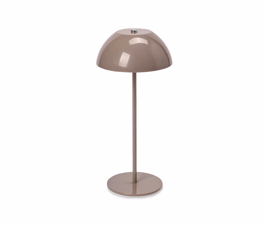 Béžová stolová LED lampa s akumulátorom, kupolovitým tienidlom, štíhlou nohou a okrúhlym podstavcom.