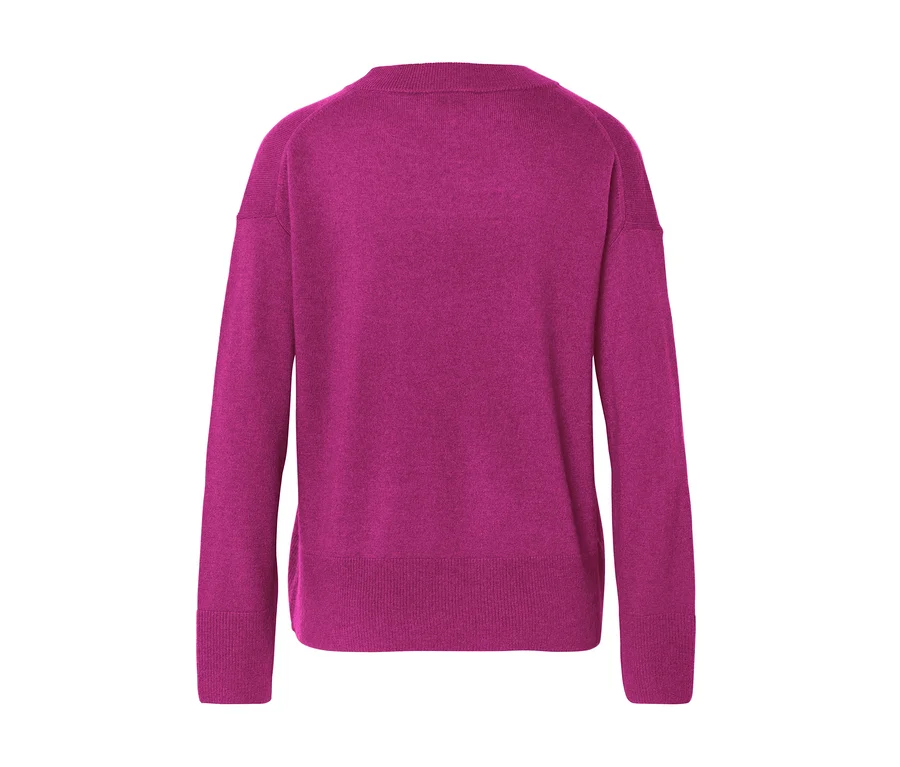 Sveter vo farbe magenta, pohľad zozadu, s dlhými rukávmi, rebrovanými manžetami a spodným lemom.