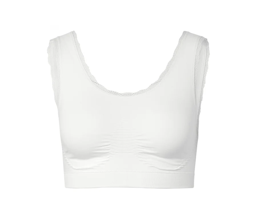 Biely bralet s čipkou na výstrihu a prieramkoch.