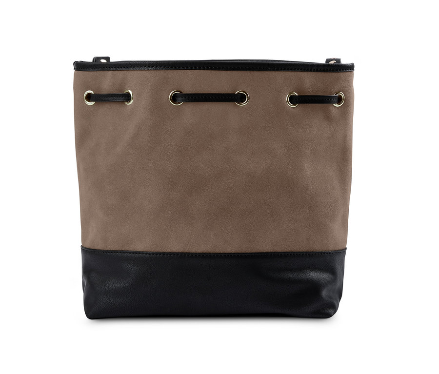 Hnedá taška na rameno s čiernymi detailmi.