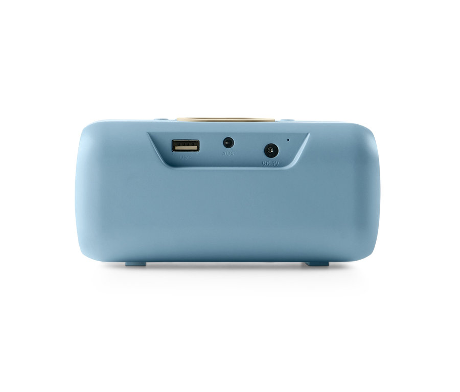 Detail zadnej strany svetlomodrého reproduktora s Qi nabíjaním, ktorý má USB port a AUX vstup.