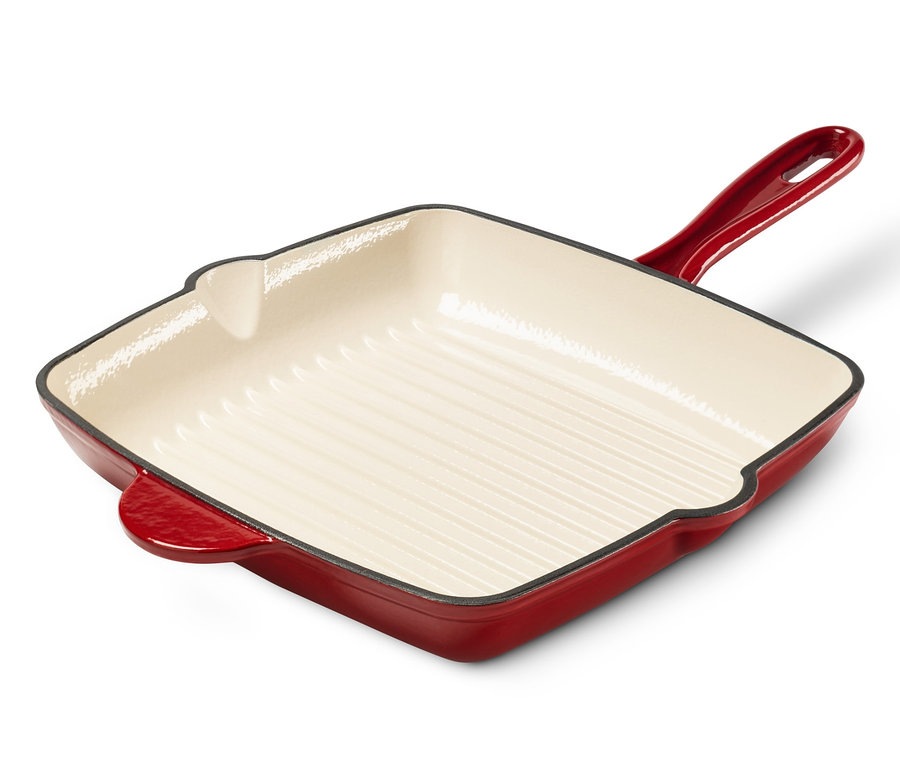 Červená liatinová panvica na servírovanie na bielom pozadí.