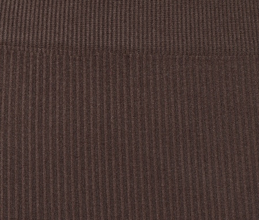 Detail hnedých bezšvových legín.