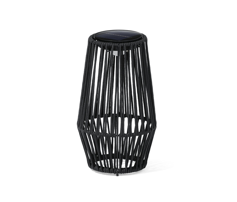 Čierna solárna lampa so solárnym panelom navrchu.