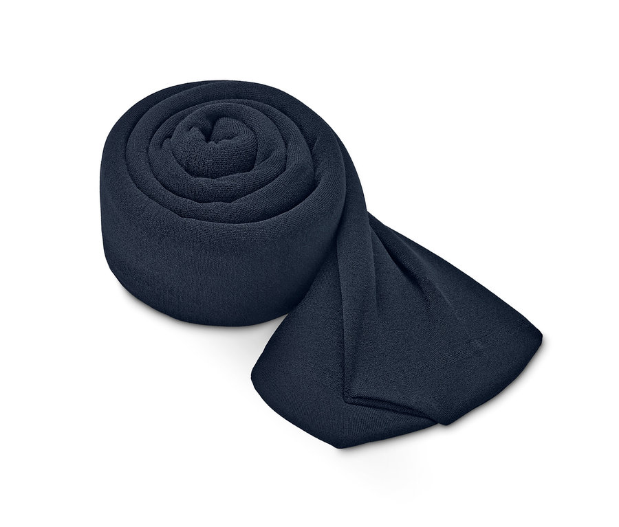 Zrolované termopančuchy na bielom pozadí.