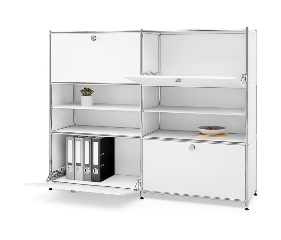 Biela kovová komoda »CN3« so 4 výklopnými priečinkami, niektoré z nich sú otvorené. Na policiach sú rastlina v kvetináči, miska a šanóny.