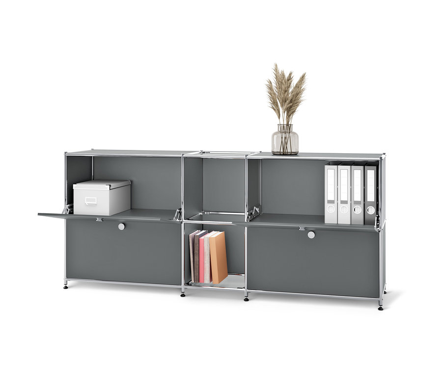 Sivá kovová odkladacia skrinka »CN3« so 4 výklopnými priehradkami. Na skrinke váza s pampovou trávou, vo vnútri knihy, zakladače a krabica.