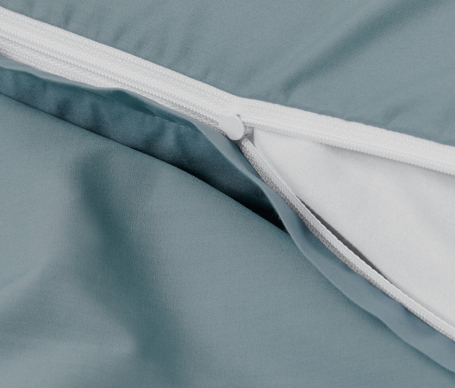 Detail modrej posteľnej bielizne z perkálu so zipsom.