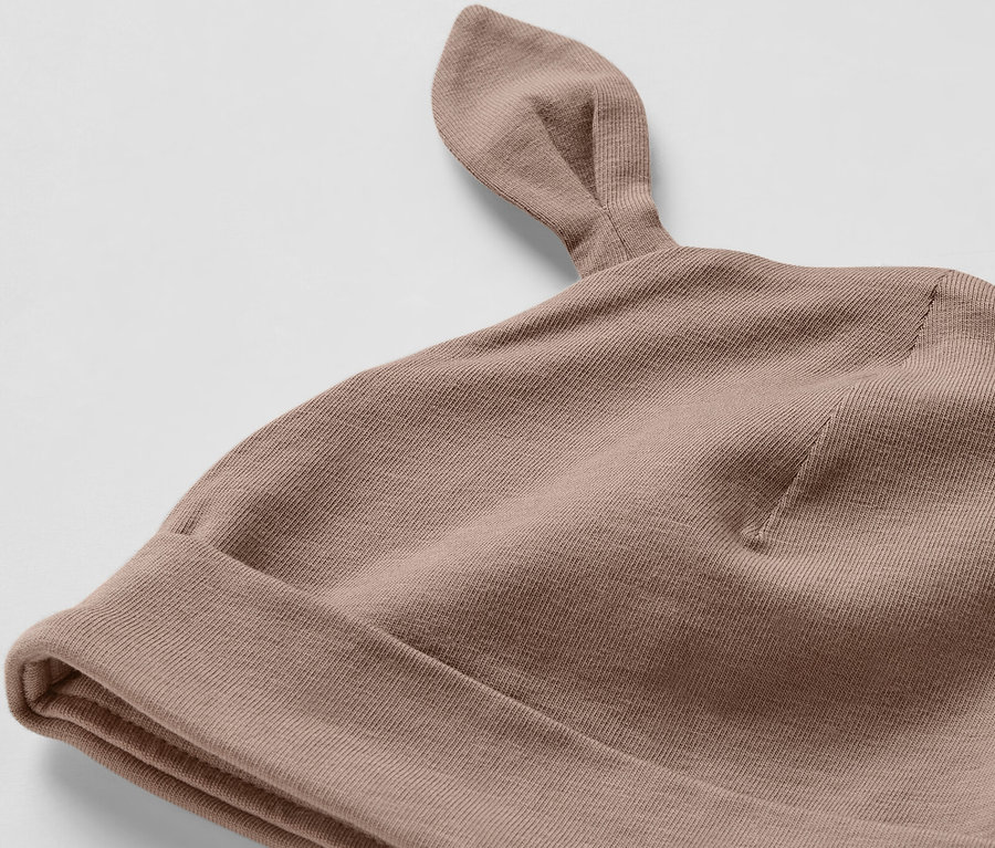 Detail hnedej súpravy pre bábätko s uškami.