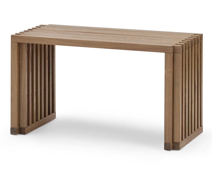 Na bielom pozadí stojí jedna rozkladacia lavica.