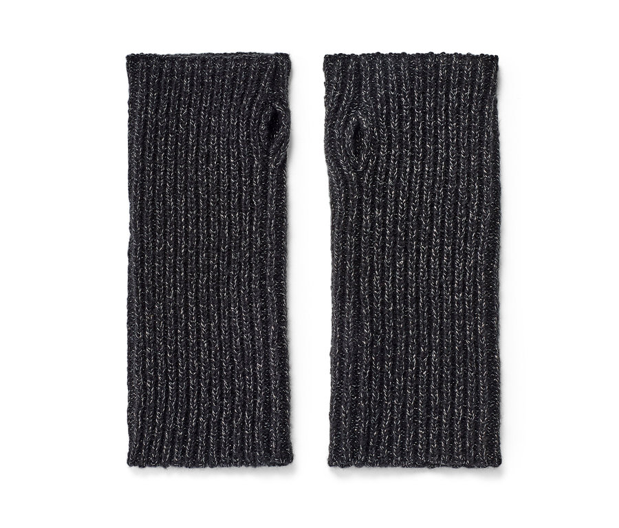 Dva trblietavé pletené návleky na ruky ležia vedľa seba na bielom pozadí.