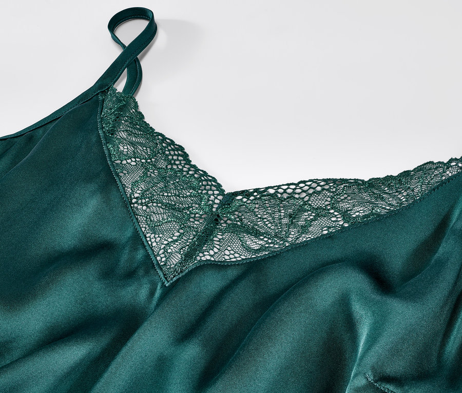 Detail zeleného negližé z čistého hodvábu s čipkou.