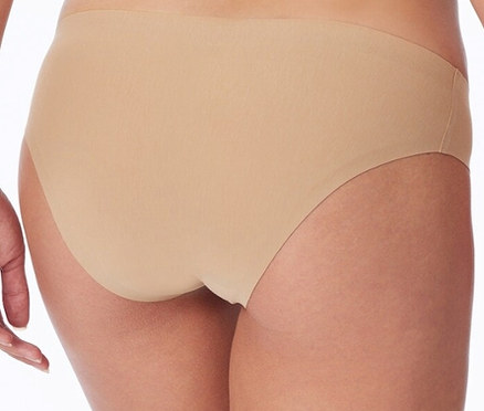Detailný pohľad zozadu na ženu v nohavičkách SCHIESSER invisible Rio-Slip s bavlnou, telové.