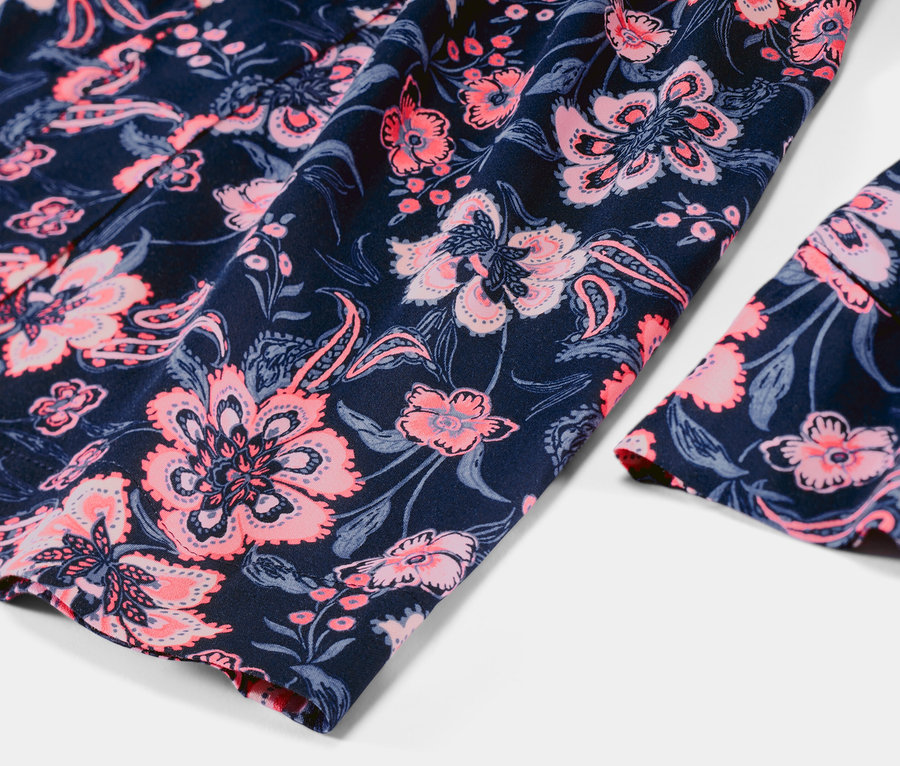 Detail tkaného županu s kvetinovým vzorom.