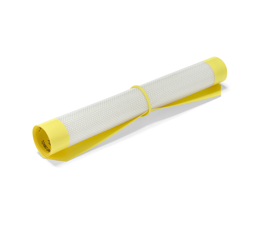 Zrolovaná podložka na pečenie na opakované použitie spevnená skleneným vláknom so žltým pásikom.