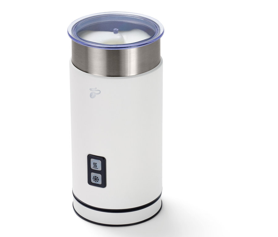 Biely elektrický napeňovač mlieka.