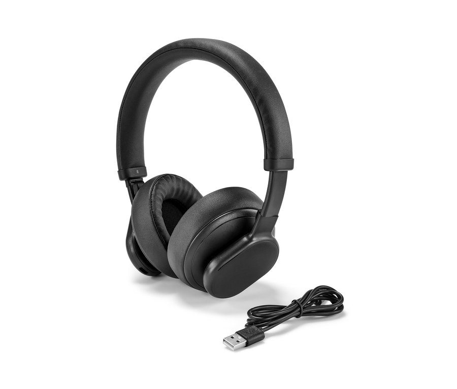 Čierne slúchadlá Bluetooth® s dotykovou funkciou ležia vedľa nabíjacieho kábla.