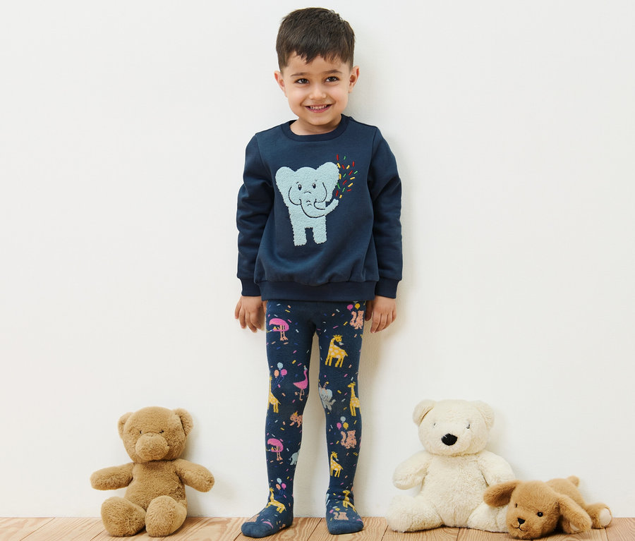 Chlapec stojí a má na sebe termo pančuchy s potlačou zvierat, 3 ks.