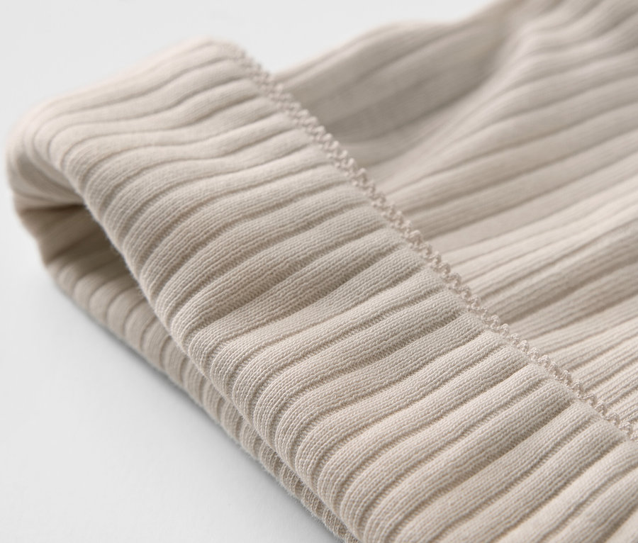 Detailný záber na dve dojčenské džersejové čiapky.