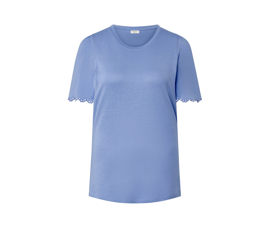 Svetlomodré tričko s krátkymi rukávmi a ozdobným lemom.