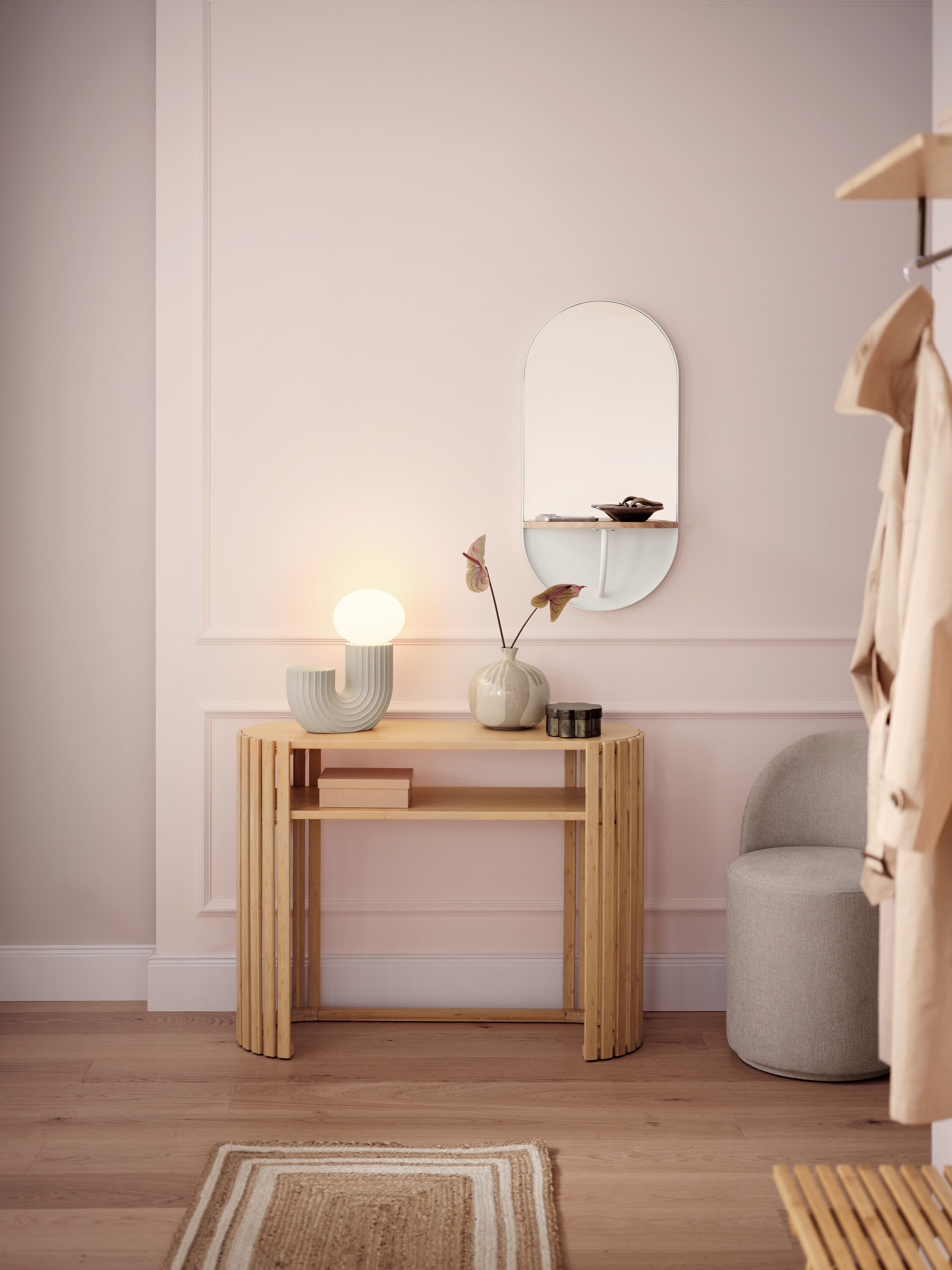 Svetlá chodba s dreveným konzolovým stolíkom, lampou, zrkadlom a sivou stoličkou.