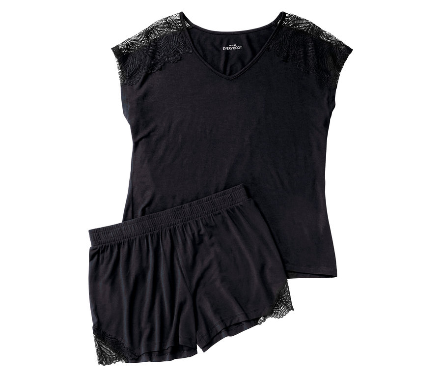 Čierne krátke pyžamo s čipkou na ramenách a nohaviciach.