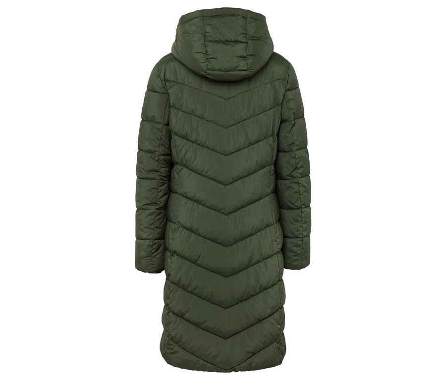 Zadný pohľad na dlhú prešívanú bundu olivovej farby s kapucňou.