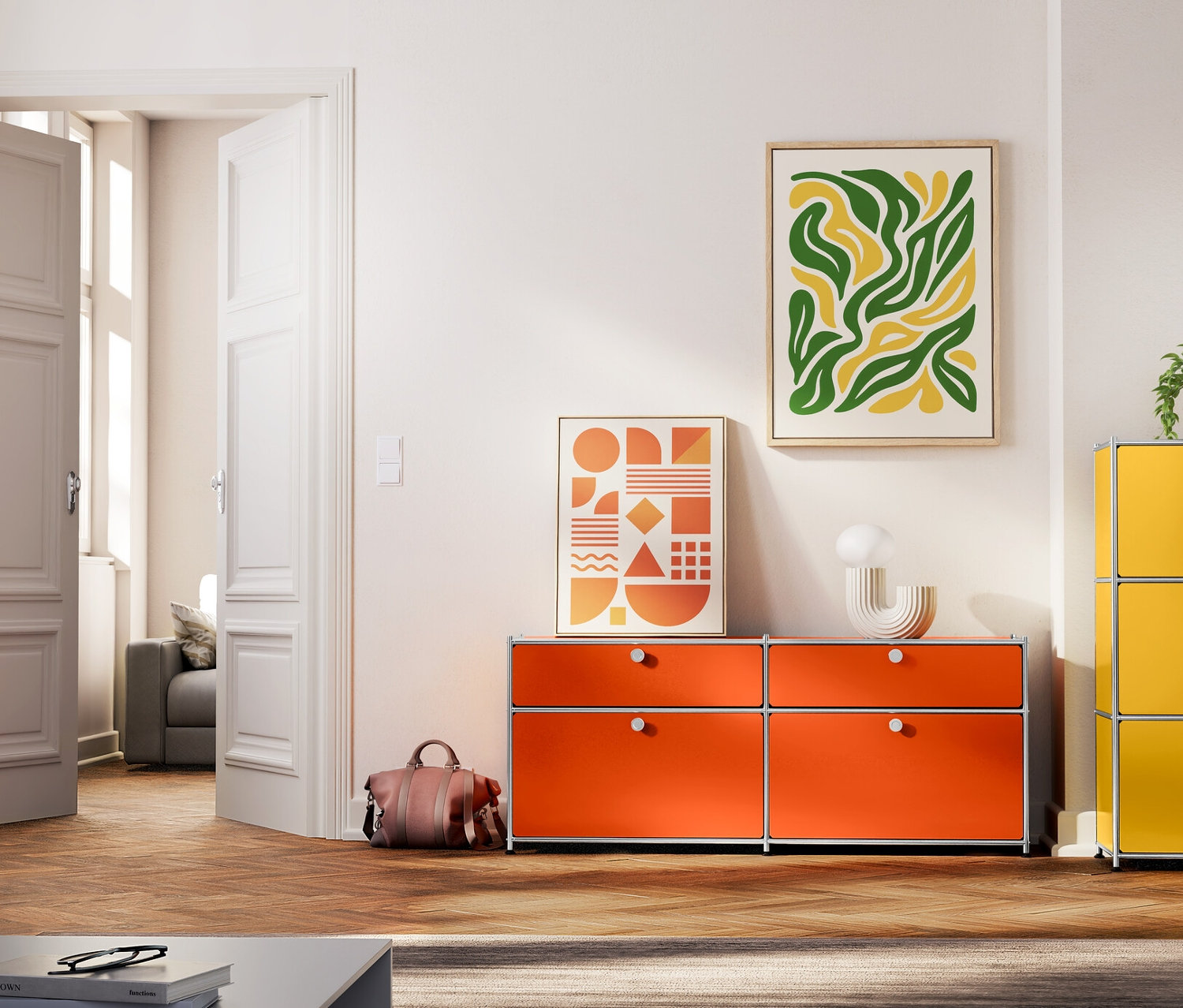 Obývacia izba s rôznofarebnými kovovými komodami.