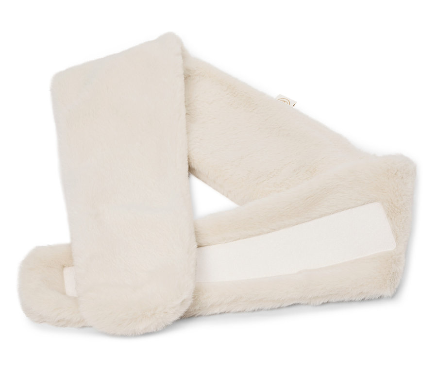 Krémovo biely podšitý šál z umelej kožušiny s bielym suchým zipsom leží na bielom pozadí.