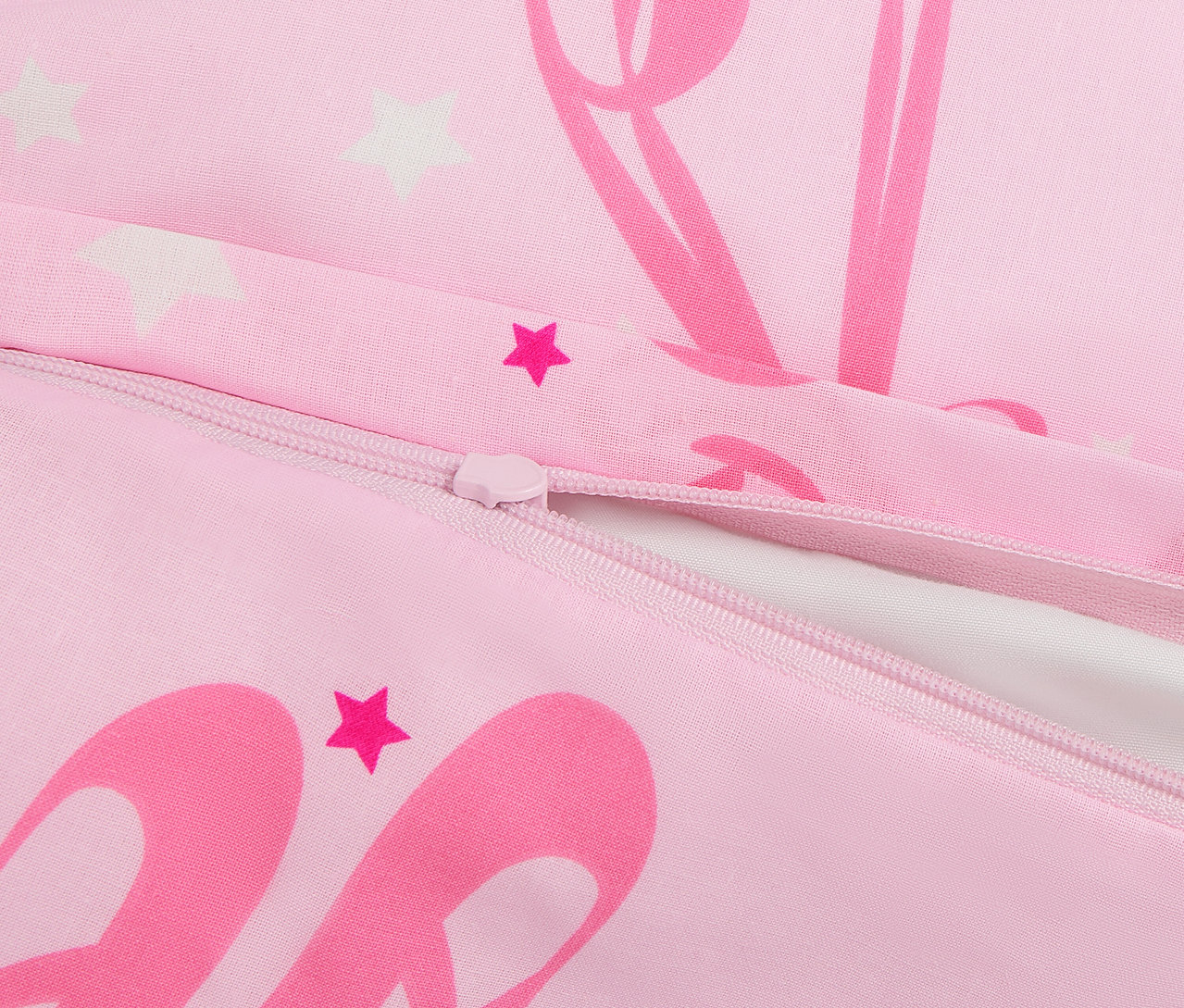 Detail ružového obliečky na perinu so zipsom a potlačou hviezd a baletiek.
