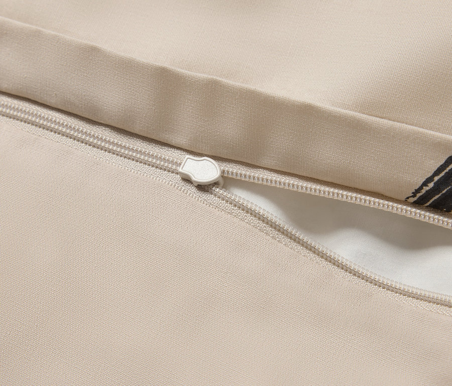 Detail béžovej obliečky na perinu so zipsom.