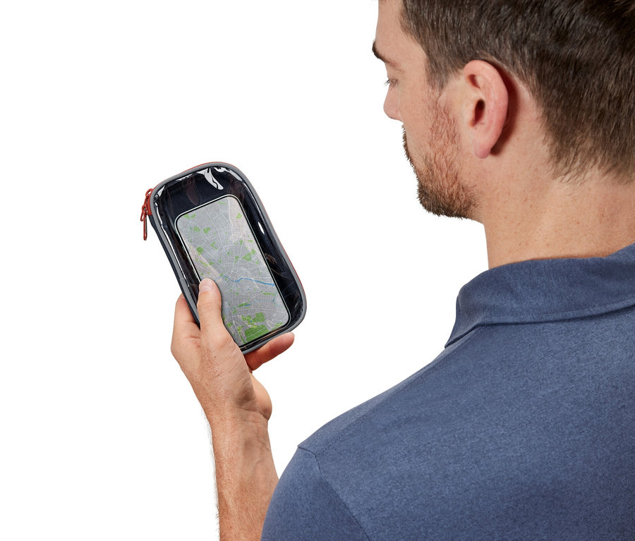 Muž si prezerá multifunkčnú tašku s priezorom.