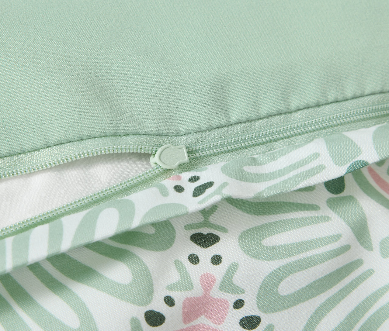 Detail zelenej posteľnej bielizne z mikrovlákna štandardnej veľkosti so zipsom.