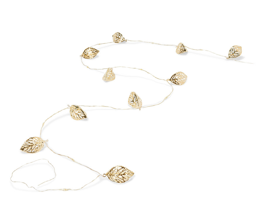 Reťaz svetiel v tvare zlatých listov na bielom pozadí.