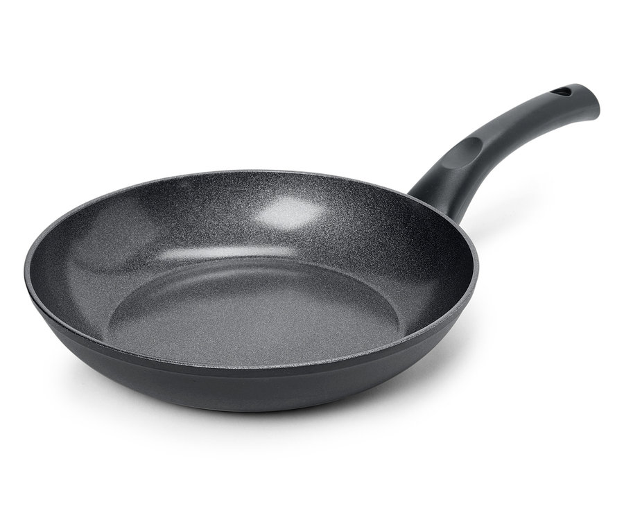 Detailný záber na čiernu panvicu s textúrovaným povrchom na bielom pozadí.