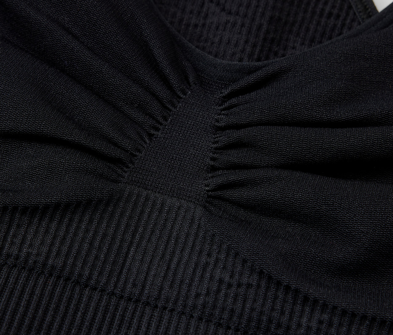 Detailný záber na čiernu športovú podprsenku s textúrou.